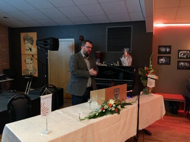 Þóroddur Bjarnason tilkynnir um styrkina