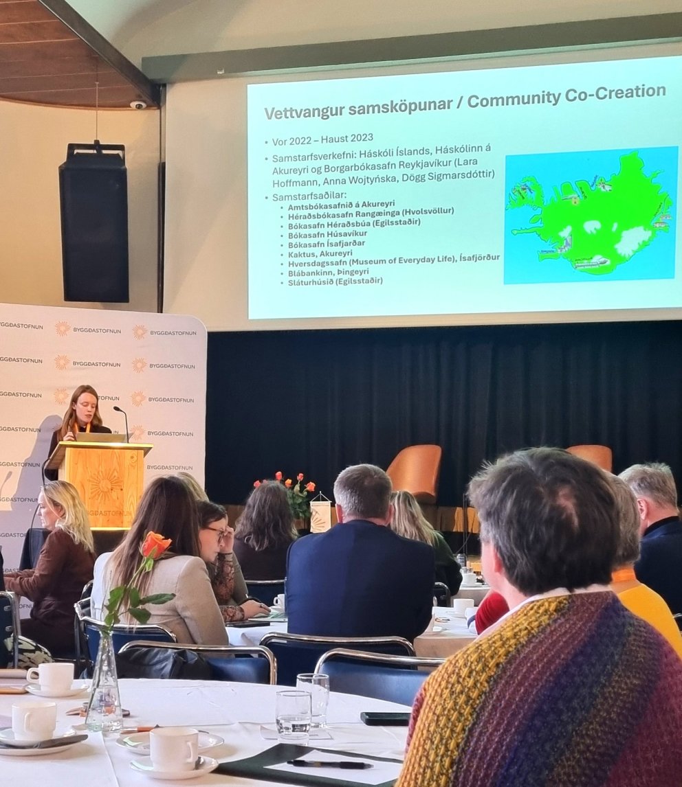 Lara Hoffmann kynnir rannsóknarverkefni sitt.