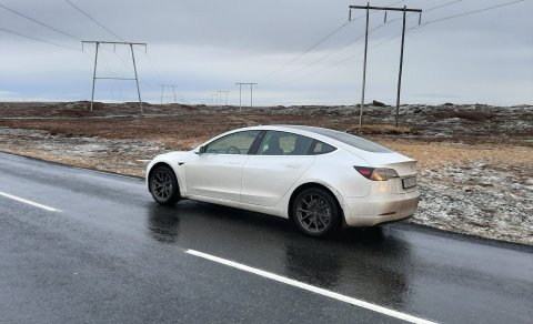 Til vinstri má sjá nýja kynslóð byggðalínu, Kröflulínu 3, sem risin er á Mývatnsöræfum við hlið þeir…