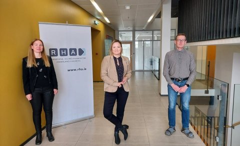 Við undirskrift verkefnisins. Guðrún Rósa Þórsteinsdóttir, forstöðumaður RHA, Hilda Jana Gísladóttir…